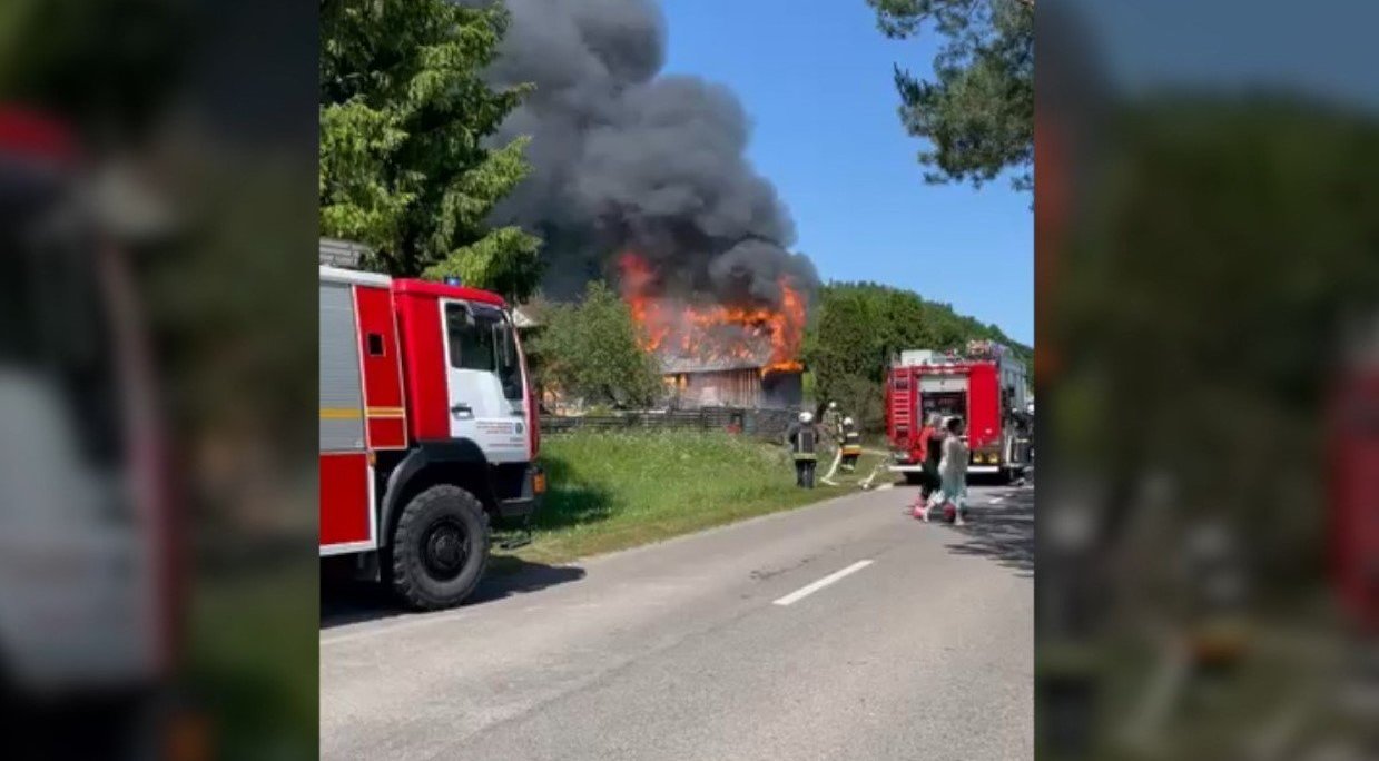 Kaune kilęs gaisras supleškino sodybą ir paliko šeimą be namų: ugnis plito žaibiškai