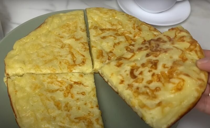 Возьмите 1 яйцо, стакан кефира и немного сыра. Вкусный и быстрый завтрак на сковороде без замеса теста