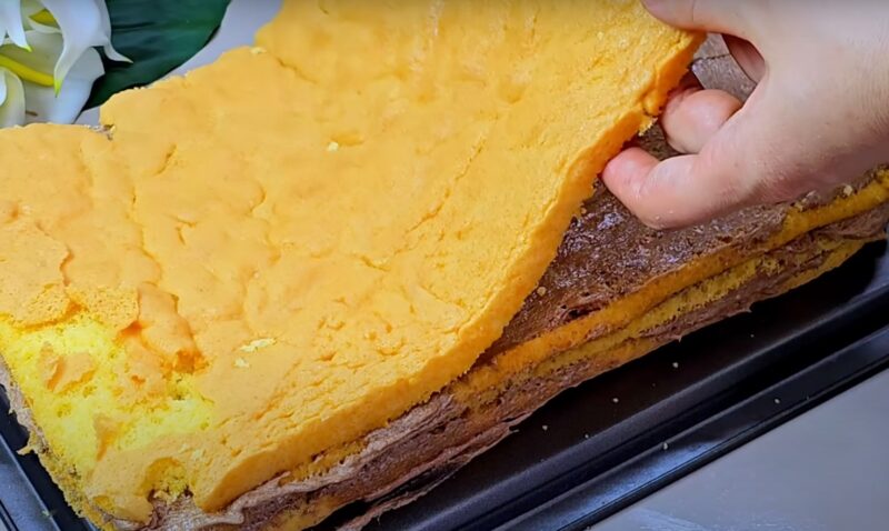 Он подойдёт для любого случая. Вкусный торт с какао-кремом и шоколадной глазурью: отличный десерт для праздника