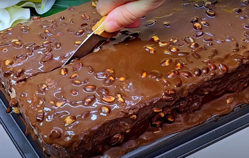 Он подойдёт для любого случая. Вкусный торт с какао-кремом и шоколадной глазурью: отличный десерт для праздника