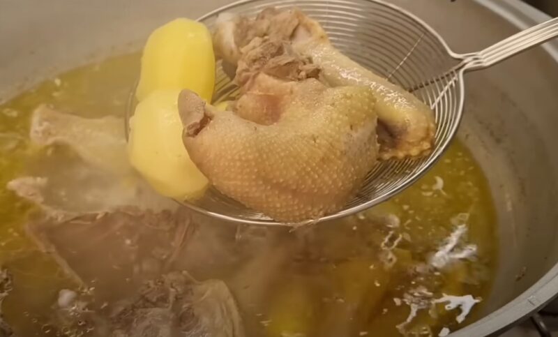 На Кавказе это блюдо могут есть 7 дней подряд . А мясо не важно какое, оно будет сочным и мягким