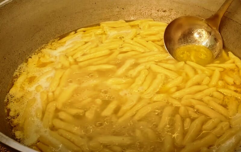 На Кавказе это блюдо могут есть 7 дней подряд . А мясо не важно какое, оно будет сочным и мягким