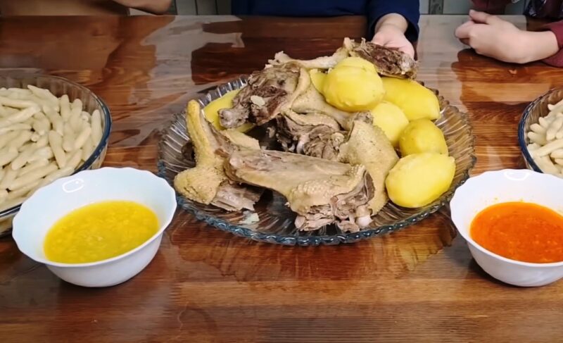 На Кавказе это блюдо могут есть 7 дней подряд . А мясо не важно какое, оно будет сочным и мягким