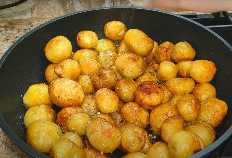 Такое блюдо захочешь снова и снова. Жареная картошка с салом и яйцом: шикарный рецепт