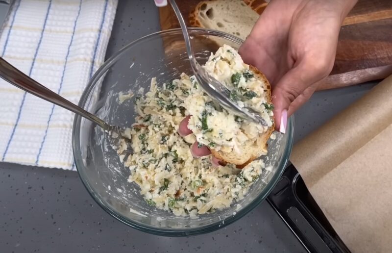 Бутерброды "Слепила из того, что было". Просто замораживаю остатки сыра и готовлю вкусную закуску