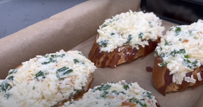 Бутерброды "Слепила из того, что было". Просто замораживаю остатки сыра и готовлю вкусную закуску