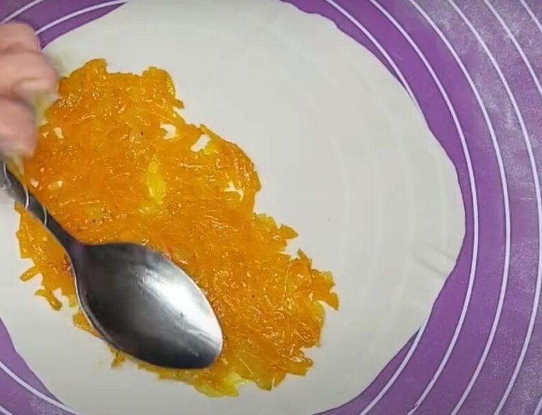 Вода, мука и тыква. Так просто, а как вкусно: тонкие и нежные овощные чебуреки