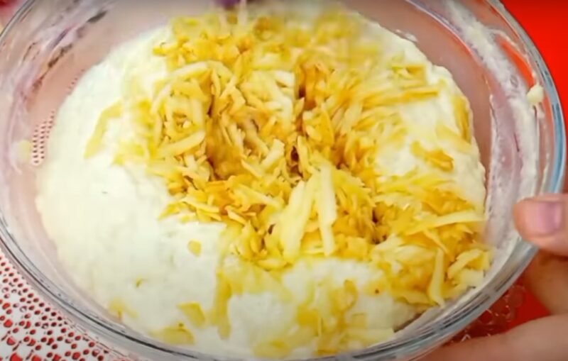 Беру 3 яблока и кефир. Это лучшие оладьи которые я пробовала